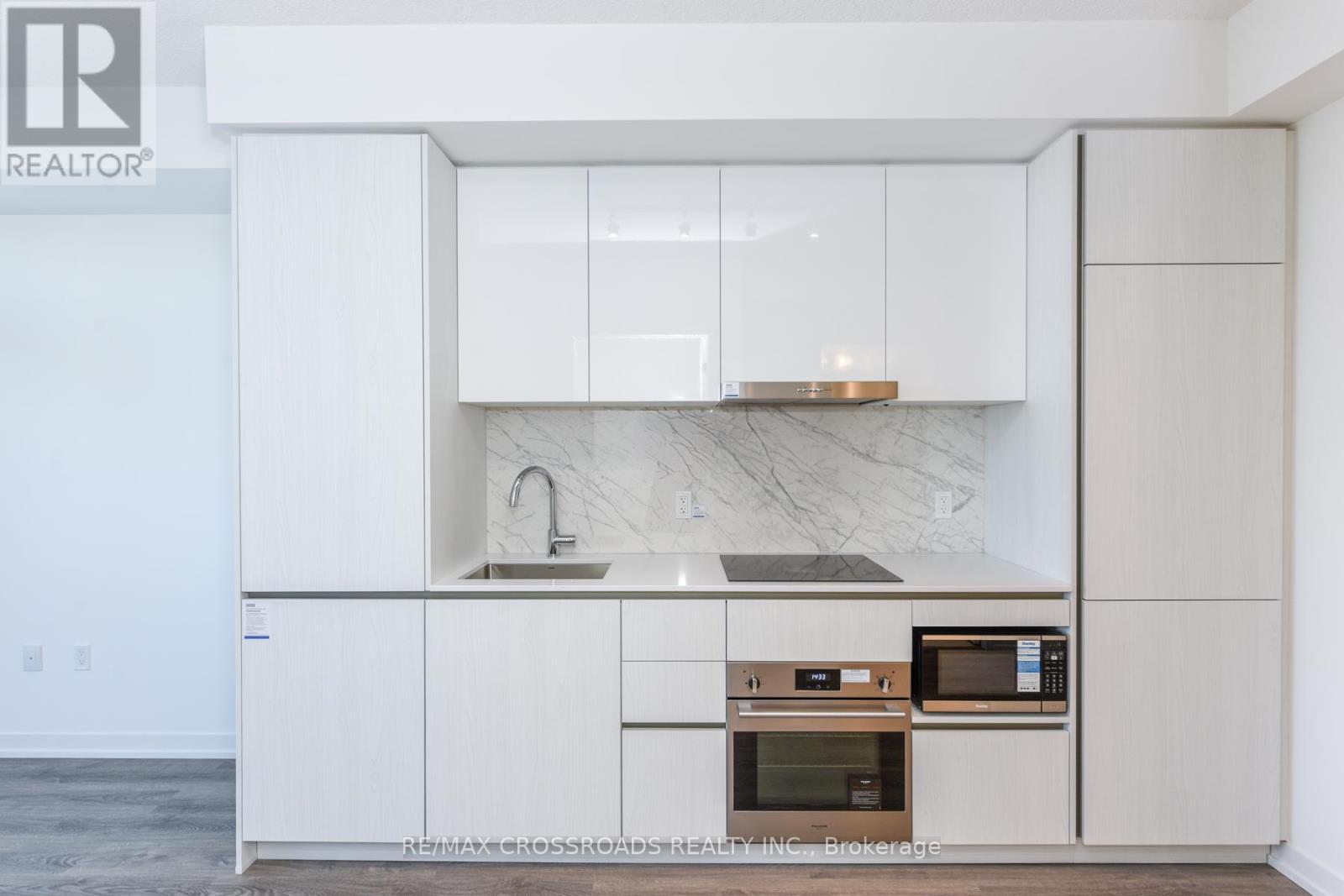 3908 - 8 Interchange Way, Vaughan, ON - Indoor Photo Showing Kitchen