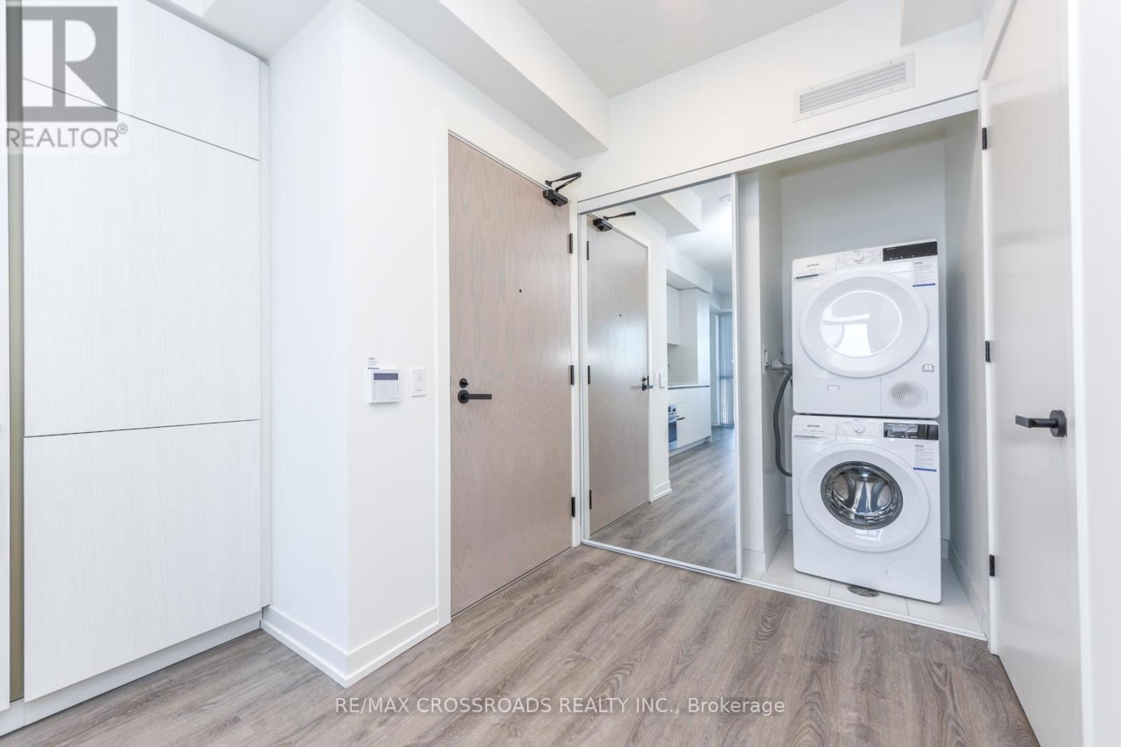 3908 - 8 Interchange Way, Vaughan, ON - Indoor Photo Showing Laundry Room