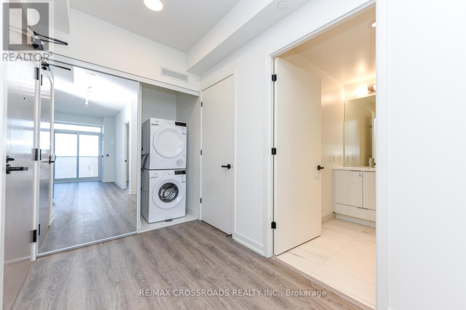 3908 - 8 Interchange Way, Vaughan, ON - Indoor Photo Showing Laundry Room