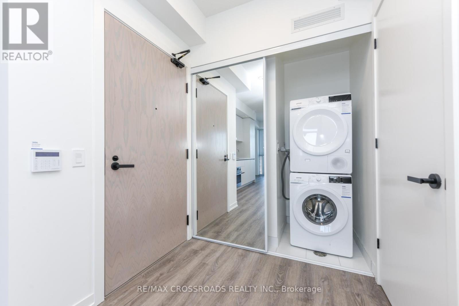 3908 - 8 Interchange Way, Vaughan, ON - Indoor Photo Showing Laundry Room