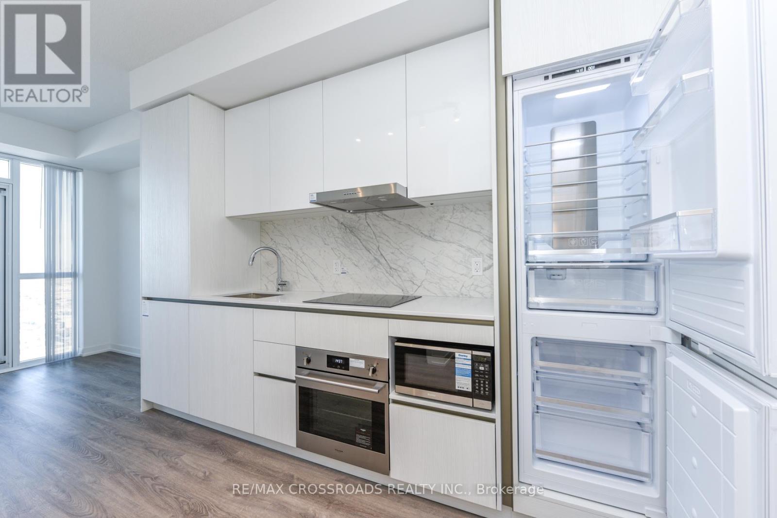 3908 - 8 Interchange Way, Vaughan, ON - Indoor Photo Showing Kitchen
