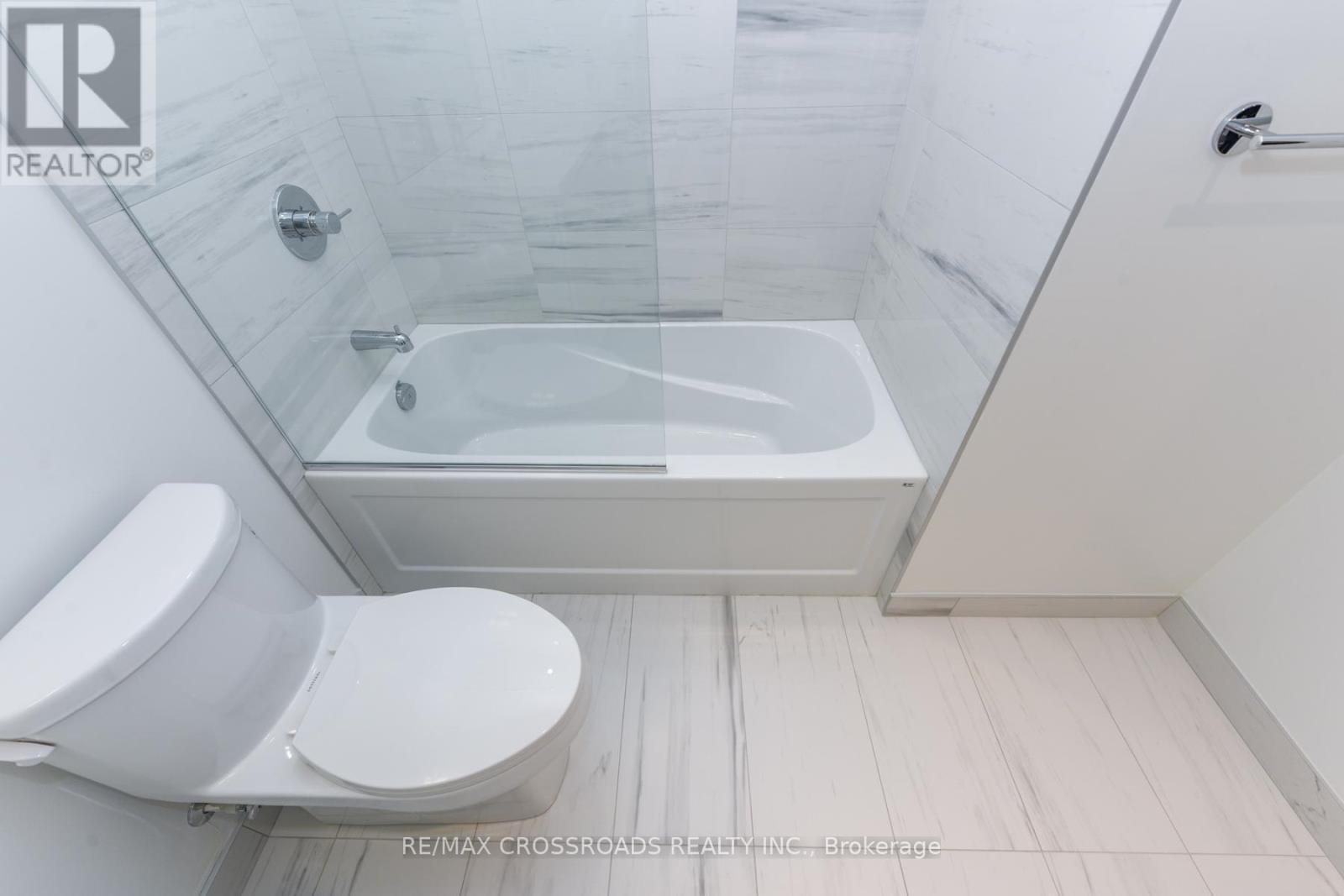 3908 - 8 Interchange Way, Vaughan, ON - Indoor Photo Showing Bathroom