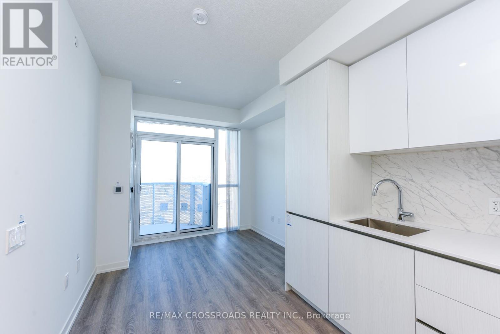 3908 - 8 Interchange Way, Vaughan, ON - Indoor