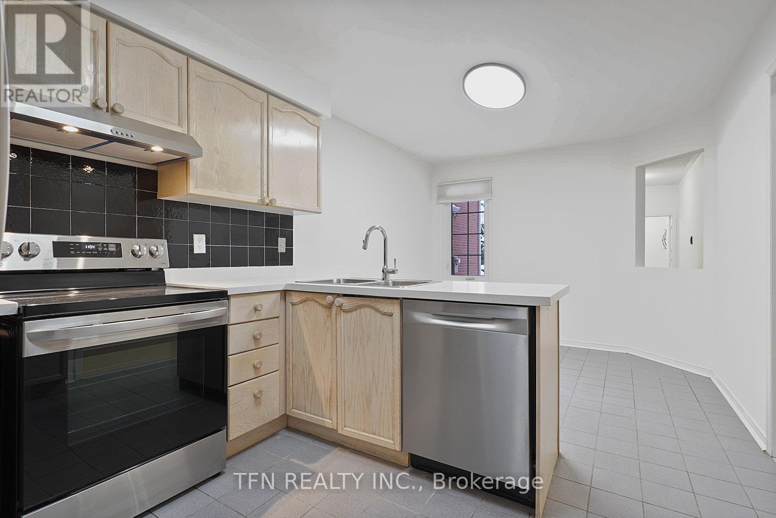 95 Alameda Circle, Vaughan, ON - Indoor Photo Showing Kitchen With Double Sink
