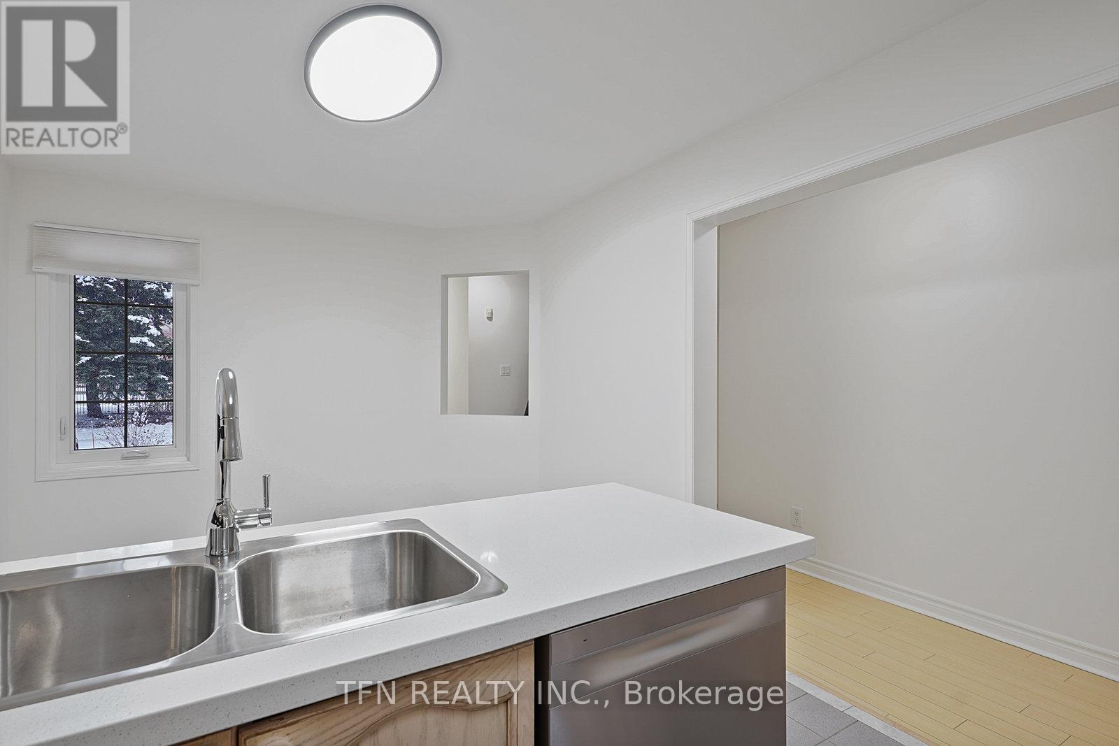 95 Alameda Circle, Vaughan, ON - Indoor Photo Showing Kitchen With Double Sink