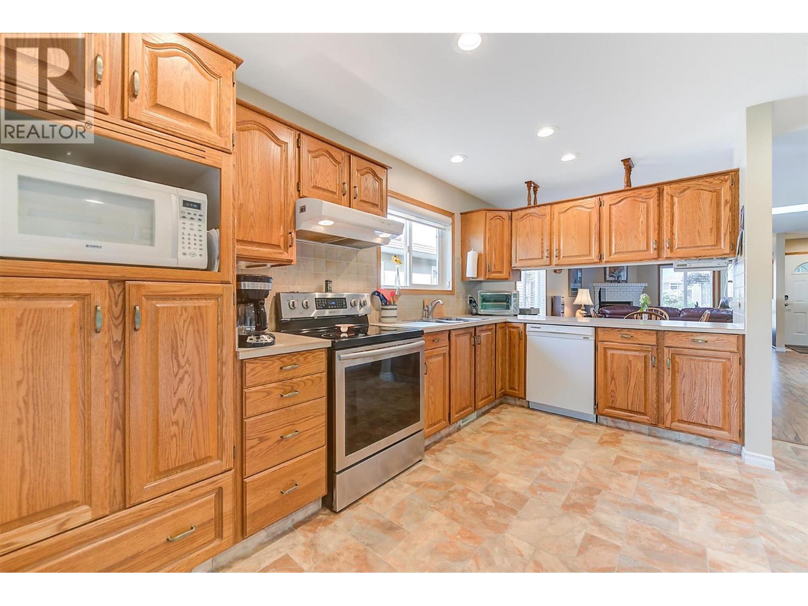 4035 Gellatly Road S Unit# 125, West Kelowna, BC - Indoor Photo Showing Kitchen