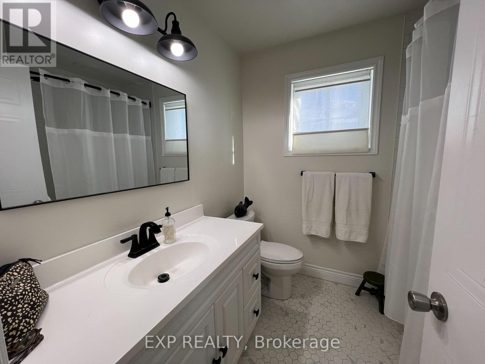 557 College Avenue, Orangeville, ON - Indoor Photo Showing Bathroom