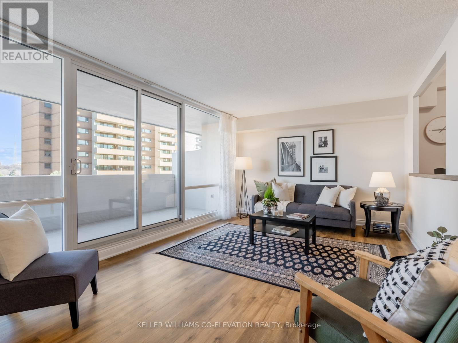 Gigantic Sunken Living Room! - 709 - 240 Scarlett Road, Toronto, ON - Indoor Photo Showing Living Room