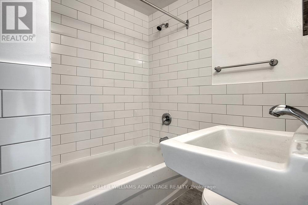 24 Indian Road Crescent, Toronto, ON - Indoor Photo Showing Bathroom