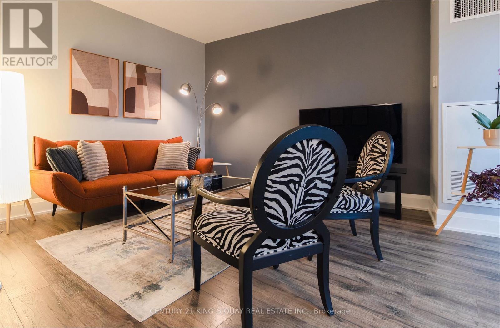 505 - 110 Marine Parade Drive, Toronto, ON - Indoor Photo Showing Living Room