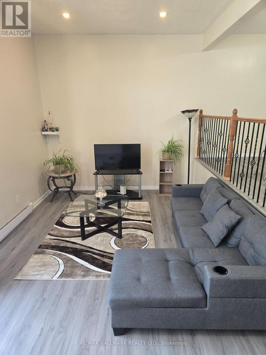 39 John Cabot Way, Toronto, ON - Indoor Photo Showing Living Room