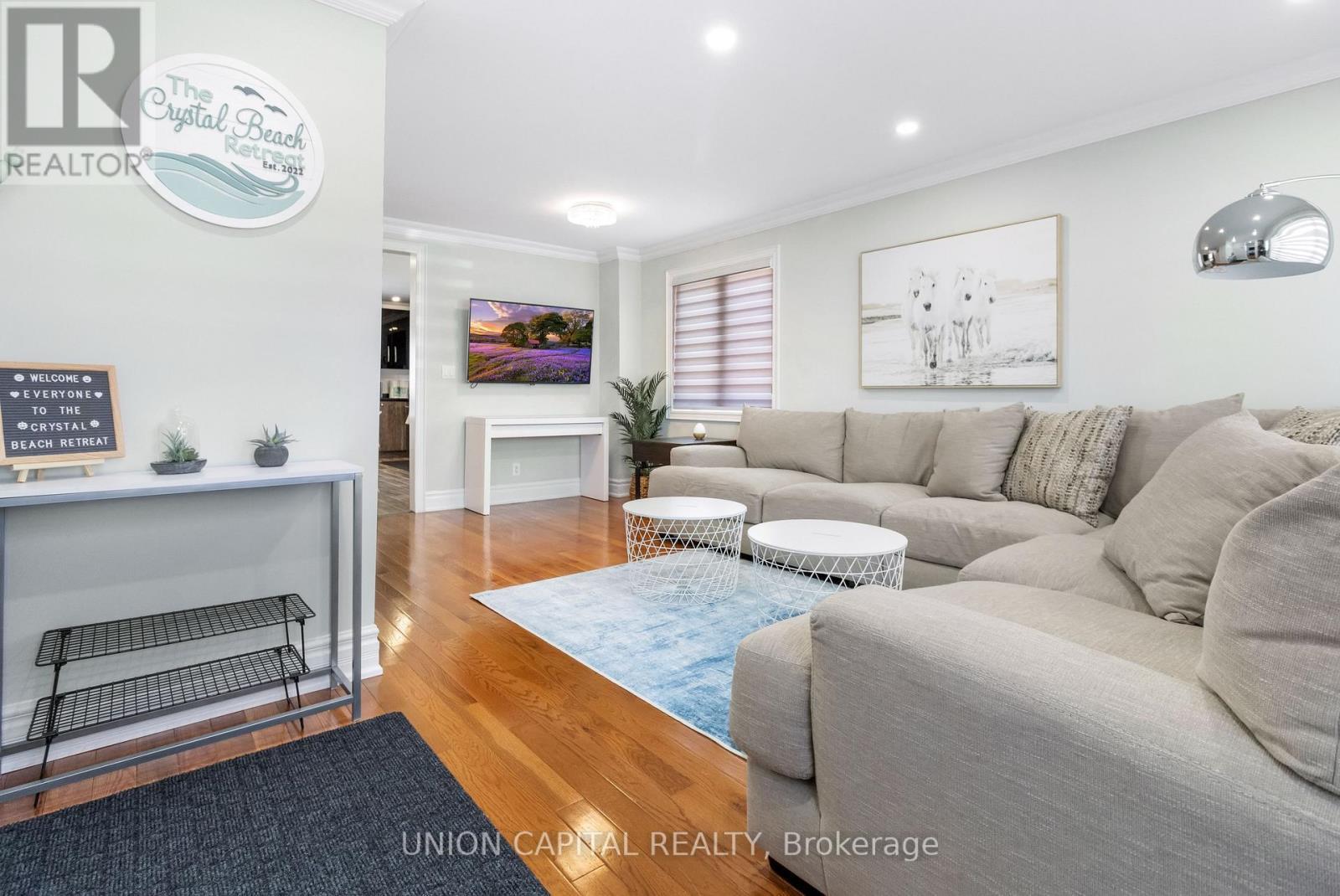 186 Lincoln Road W, Fort Erie, ON - Indoor Photo Showing Living Room With Fireplace