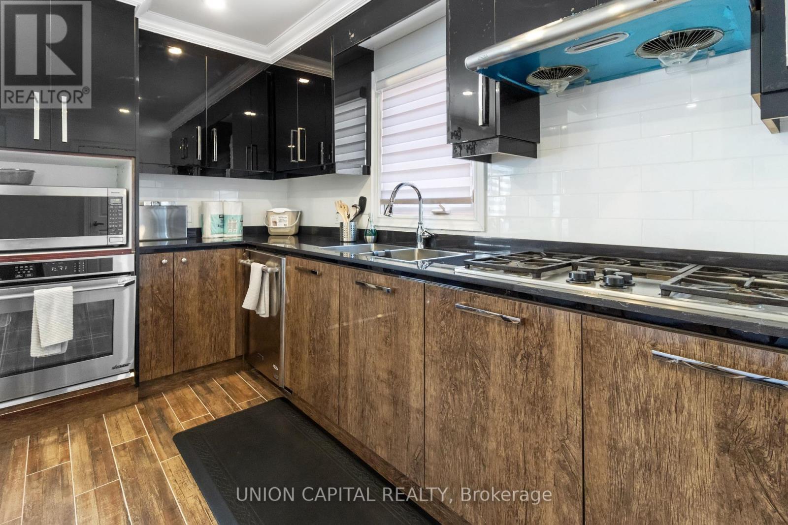 186 Lincoln Road W, Fort Erie, ON - Indoor Photo Showing Kitchen With Double Sink With Upgraded Kitchen