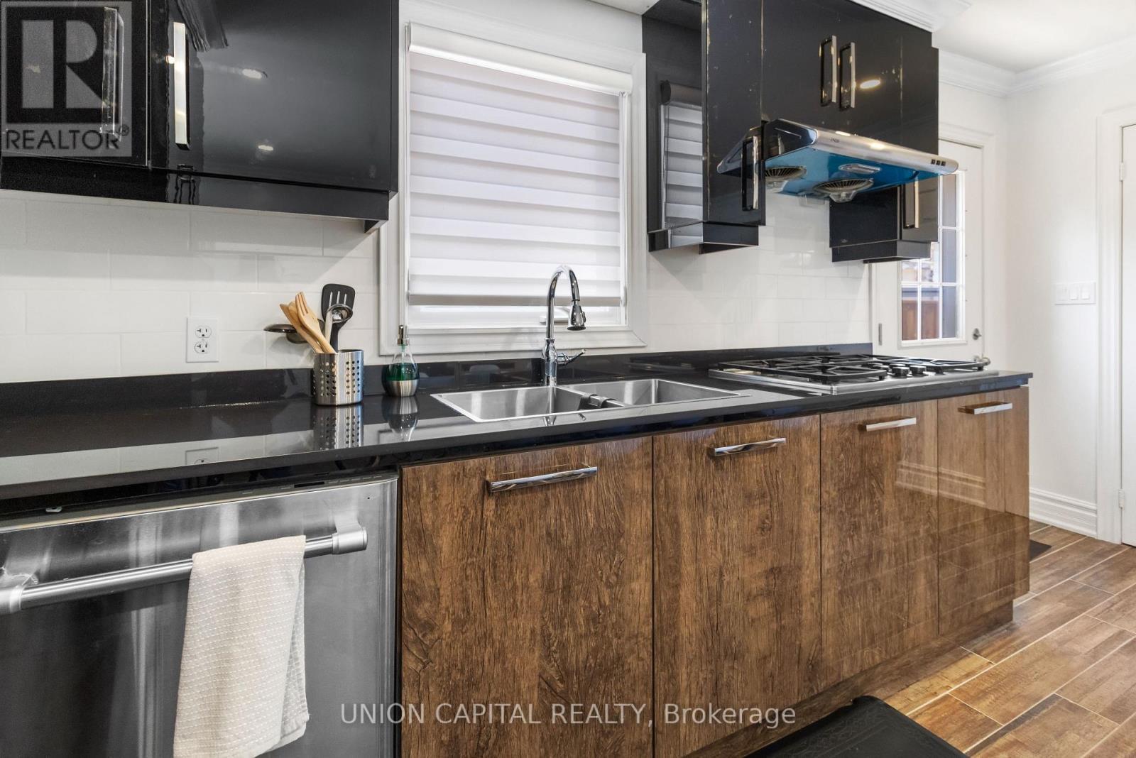 186 Lincoln Road W, Fort Erie, ON - Indoor Photo Showing Kitchen With Double Sink With Upgraded Kitchen