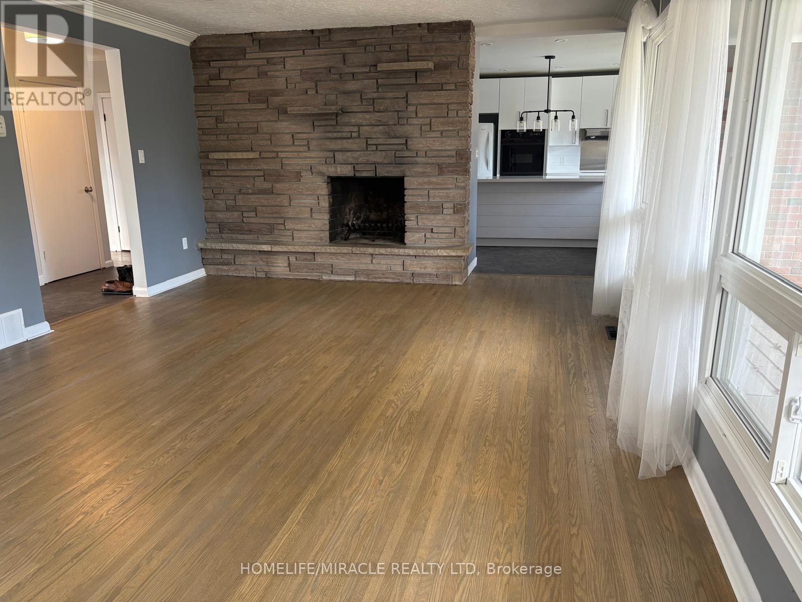 312 Grantham Avenue, St. Catharines, ON - Indoor Photo Showing Living Room With Fireplace