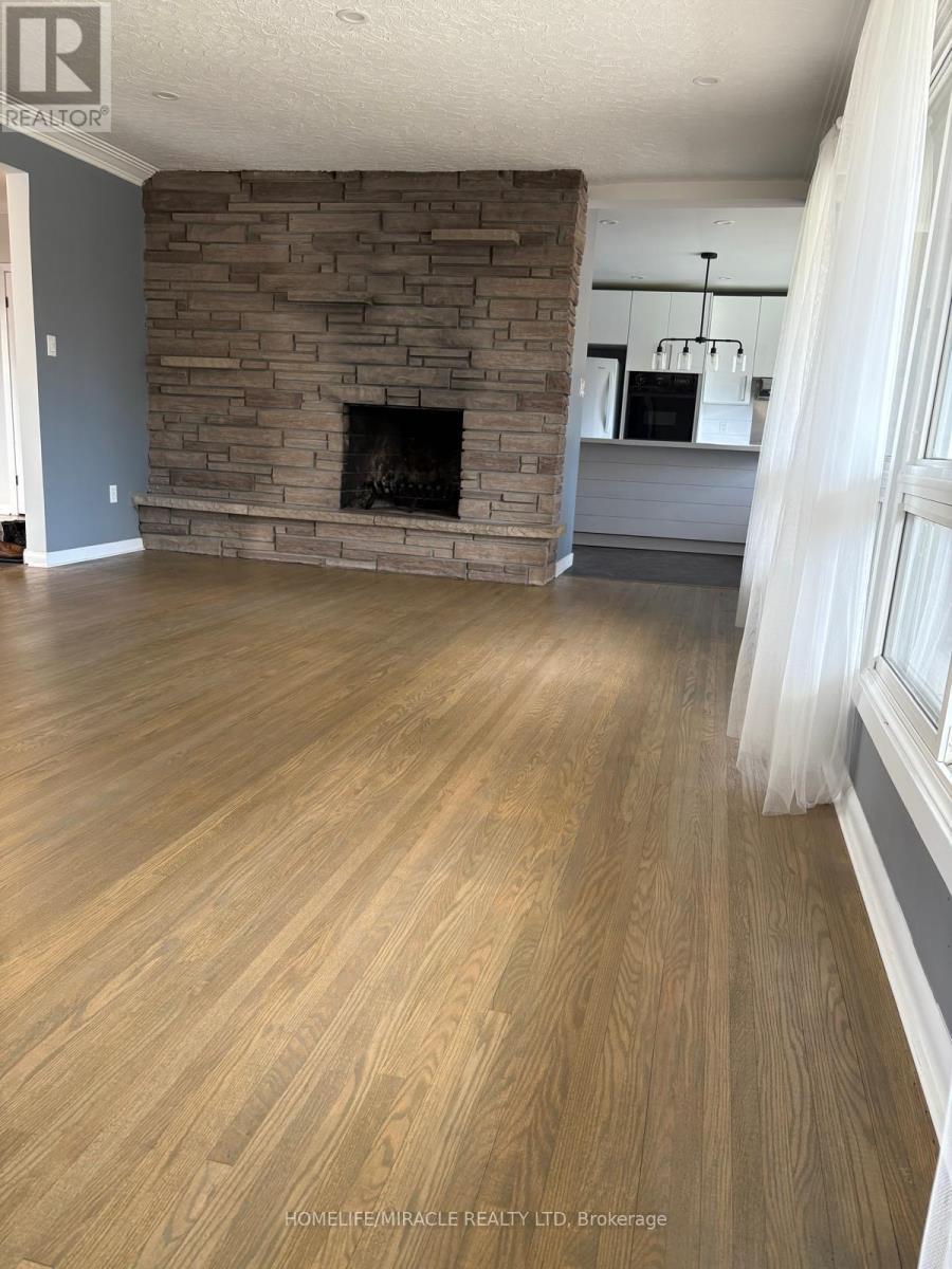 312 Grantham Avenue, St. Catharines, ON - Indoor Photo Showing Living Room With Fireplace