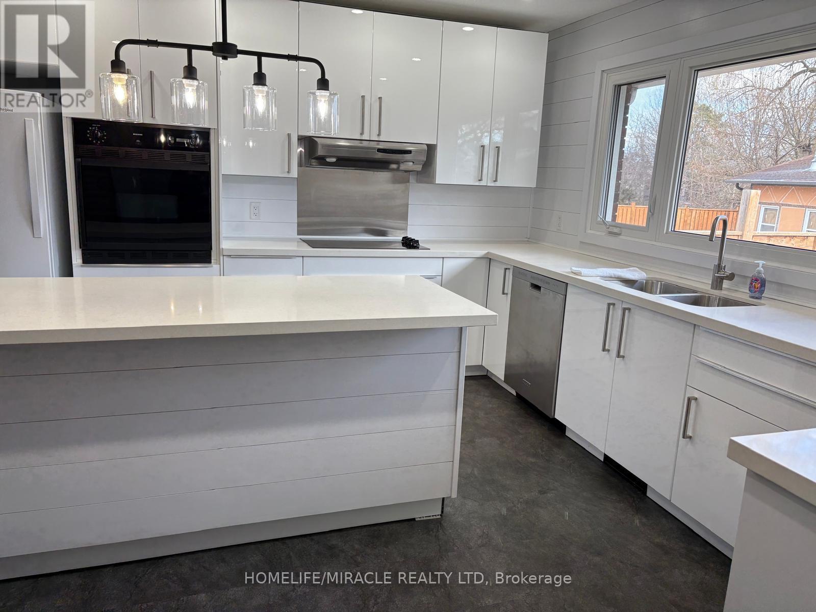 312 Grantham Avenue, St. Catharines, ON - Indoor Photo Showing Kitchen With Double Sink With Upgraded Kitchen
