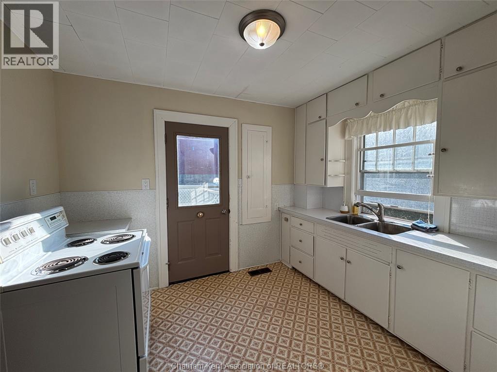 18784 Erieau Road, Blenheim, ON - Indoor Photo Showing Kitchen With Double Sink