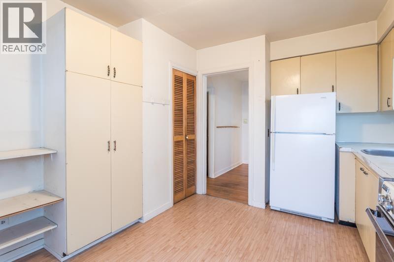 11 Hythe Avenue, Burnaby, BC - Indoor Photo Showing Kitchen