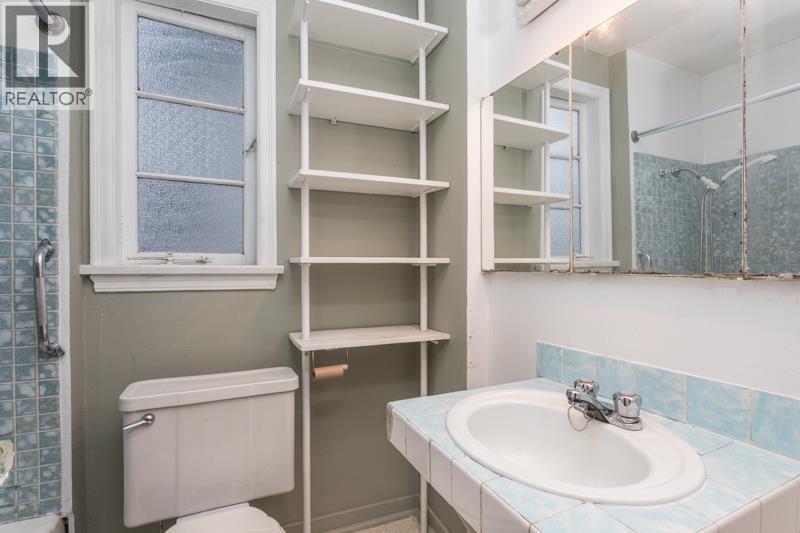 11 Hythe Avenue, Burnaby, BC - Indoor Photo Showing Bathroom