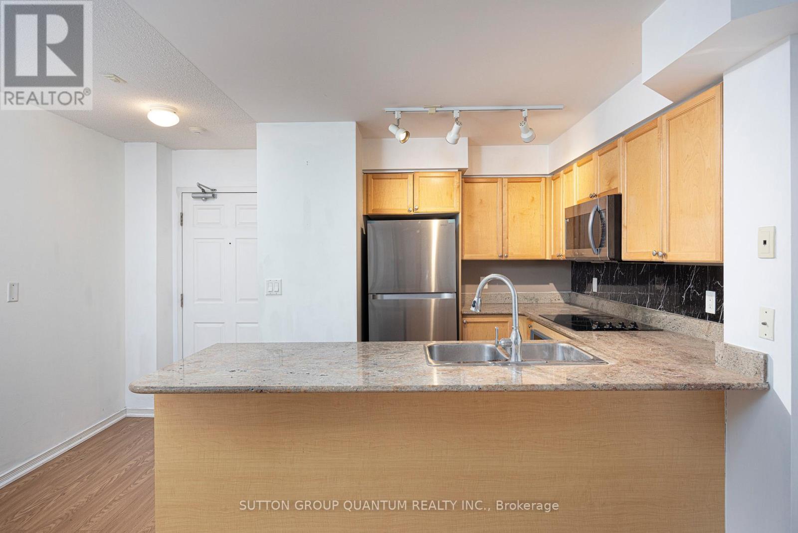 302 - 245 Davisville Avenue, Toronto, ON - Indoor Photo Showing Kitchen With Double Sink