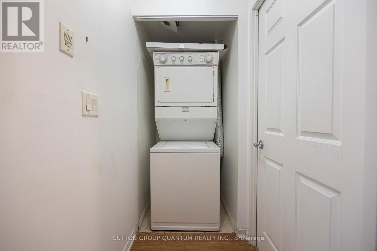 302 - 245 Davisville Avenue, Toronto, ON - Indoor Photo Showing Laundry Room