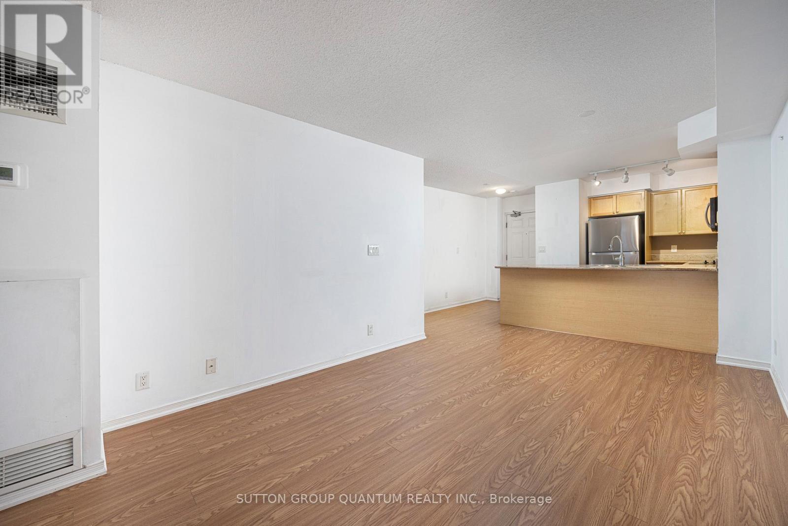 302 - 245 Davisville Avenue, Toronto, ON - Indoor Photo Showing Kitchen
