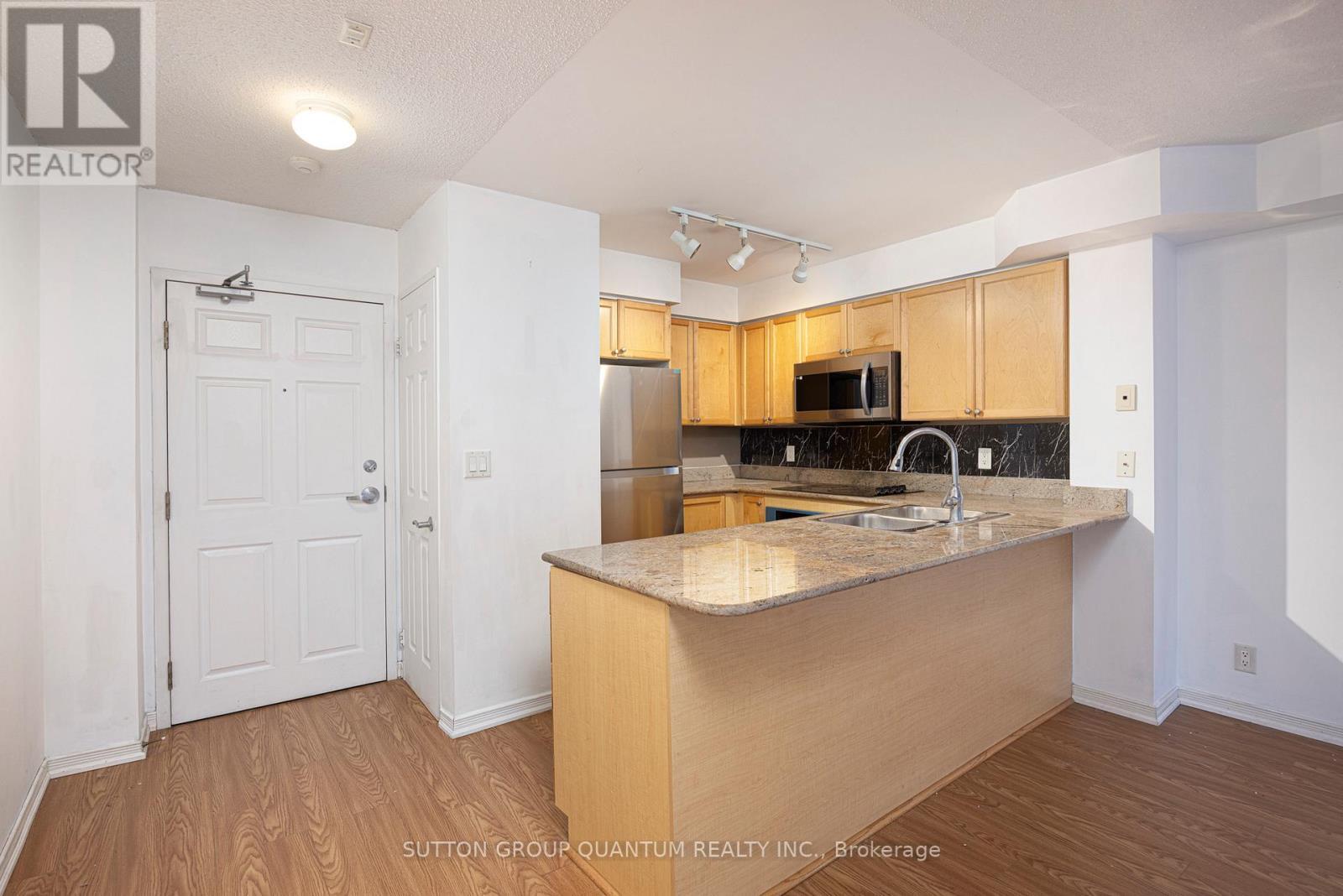 302 - 245 Davisville Avenue, Toronto, ON - Indoor Photo Showing Kitchen