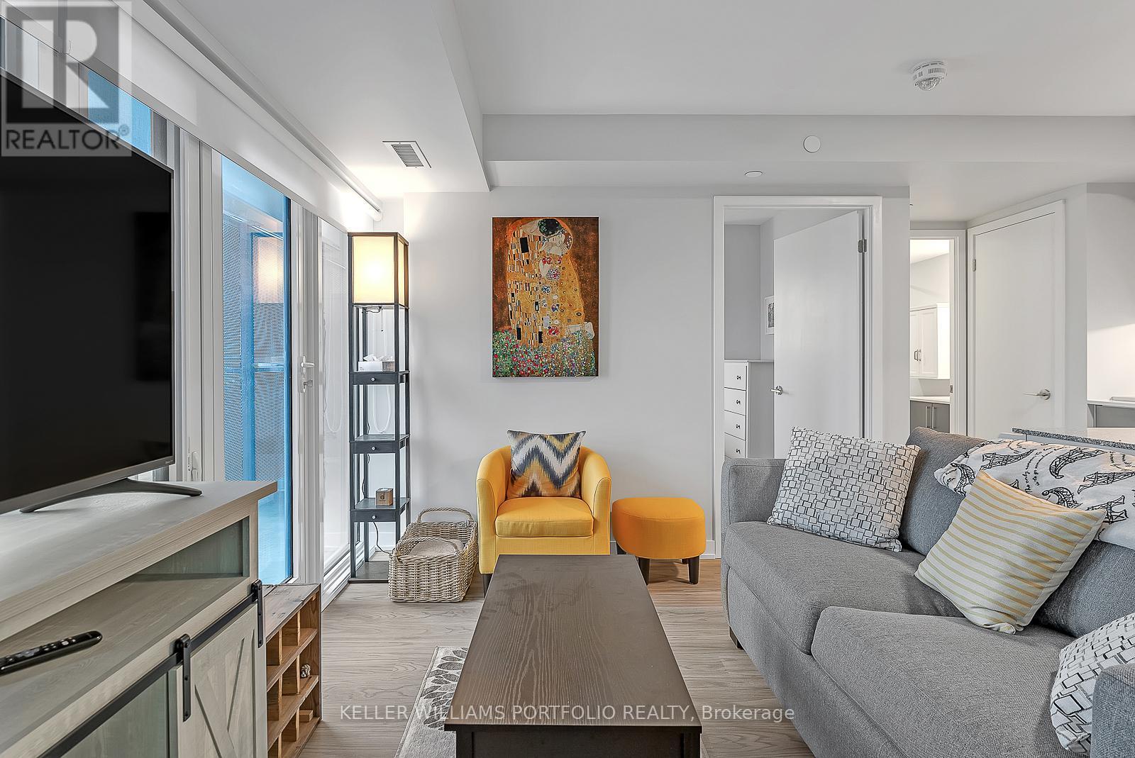 622 - 38 Monte Kwinter Court, Toronto, ON - Indoor Photo Showing Living Room