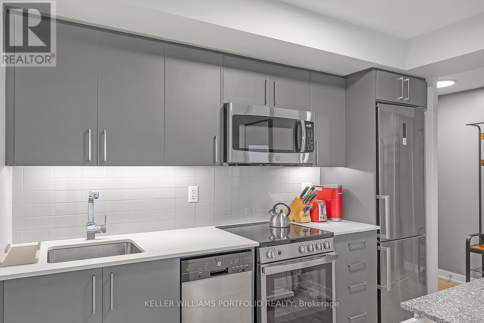 622 - 38 Monte Kwinter Court, Toronto, ON - Indoor Photo Showing Kitchen With Upgraded Kitchen