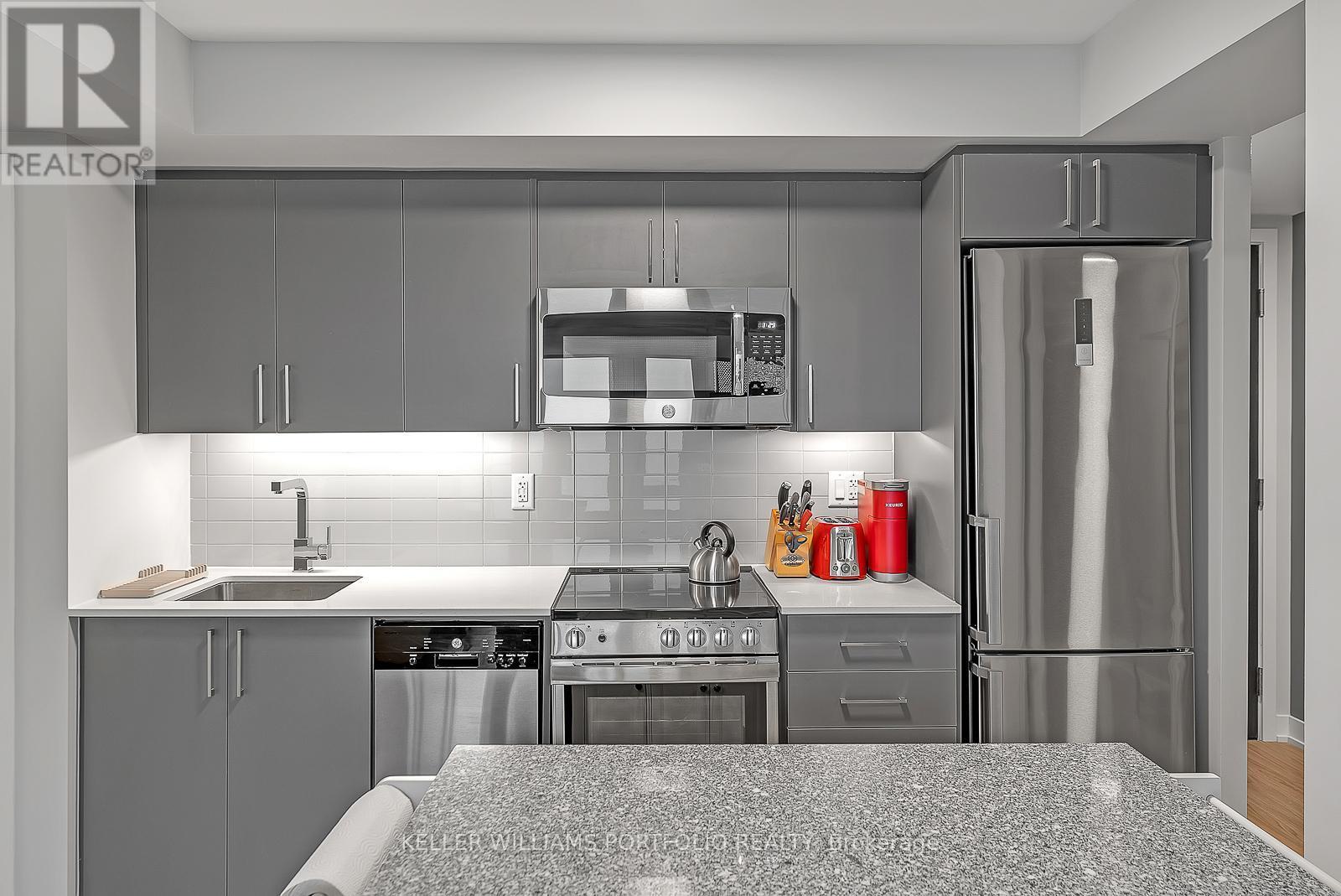 622 - 38 Monte Kwinter Court, Toronto, ON - Indoor Photo Showing Kitchen With Upgraded Kitchen