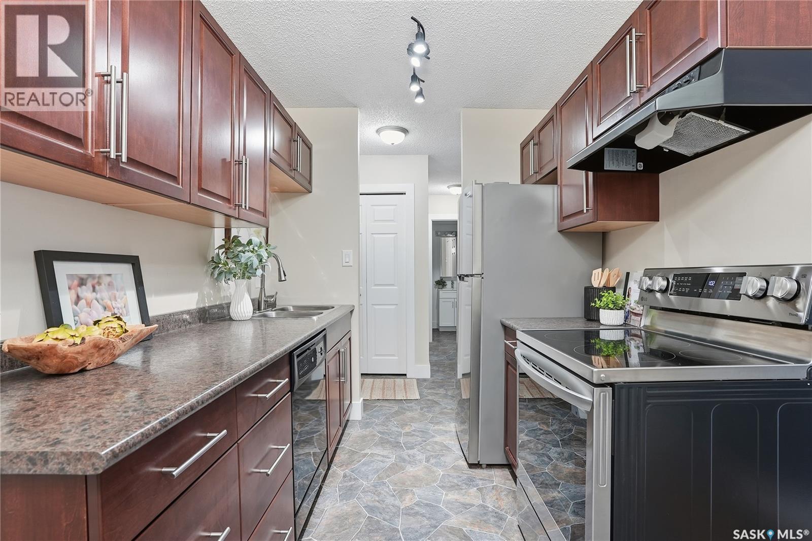 15 274 Pinehouse Drive, Saskatoon, SK - Indoor Photo Showing Kitchen