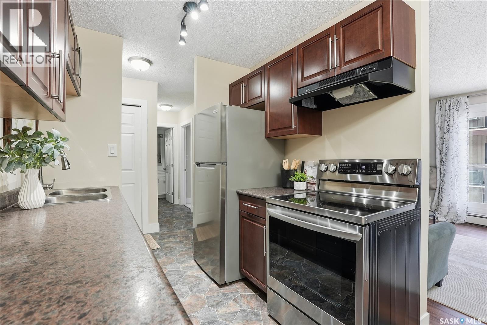 15 274 Pinehouse Drive, Saskatoon, SK - Indoor Photo Showing Kitchen