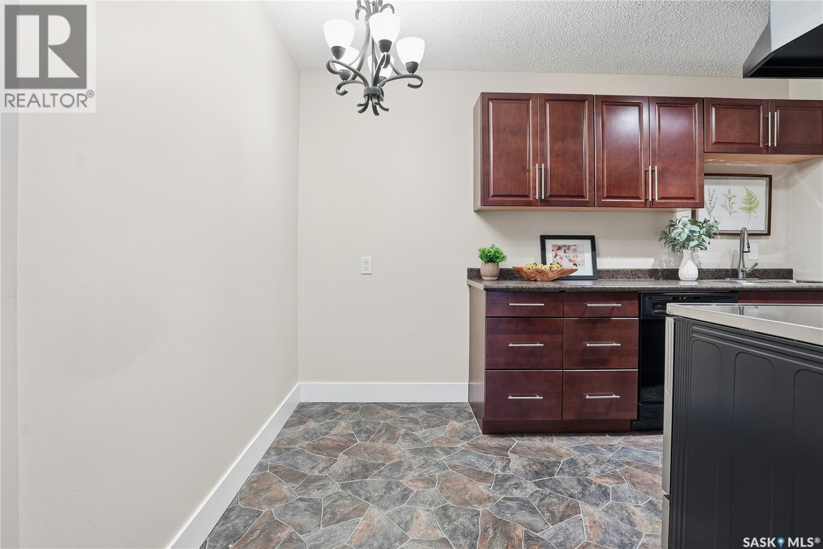 15 274 Pinehouse Drive, Saskatoon, SK - Indoor Photo Showing Kitchen