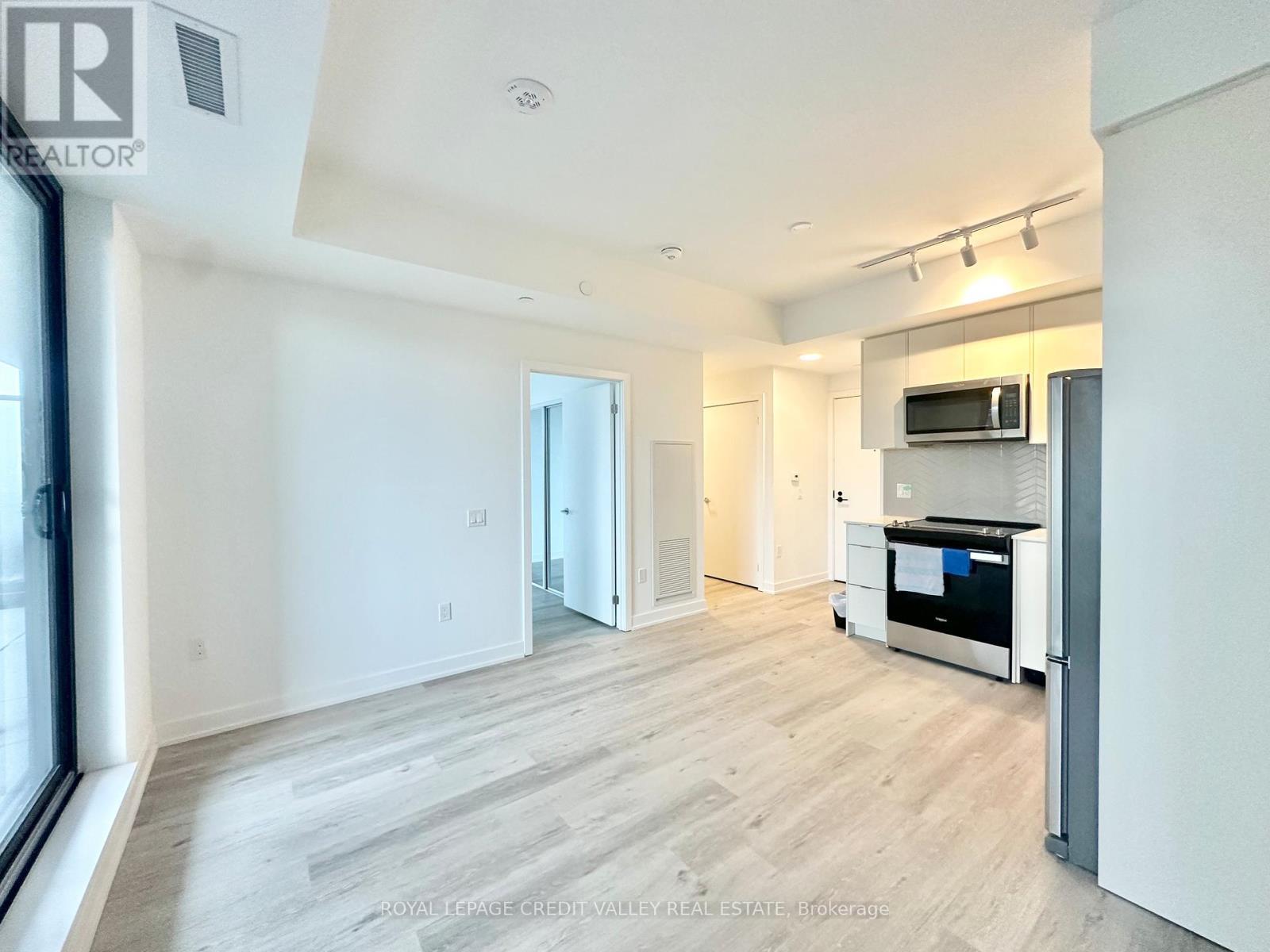 310 - 1606 Charles Street, Whitby, ON - Indoor Photo Showing Kitchen