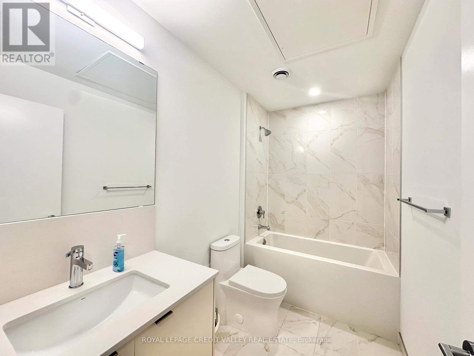 310 - 1606 Charles Street, Whitby, ON - Indoor Photo Showing Bathroom