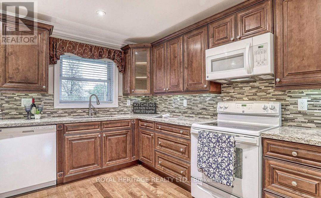 339 Nipigon Street E, Oshawa, ON - Indoor Photo Showing Kitchen