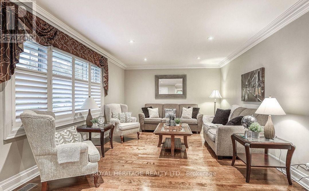 339 Nipigon Street E, Oshawa, ON - Indoor Photo Showing Living Room