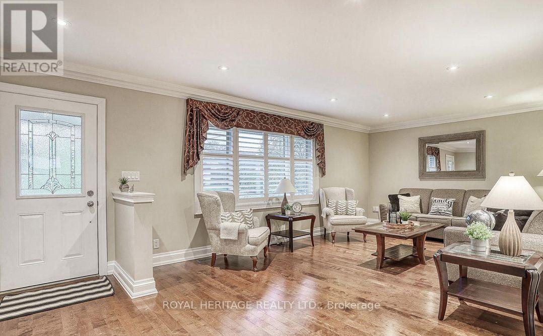 339 Nipigon Street E, Oshawa, ON - Indoor Photo Showing Living Room