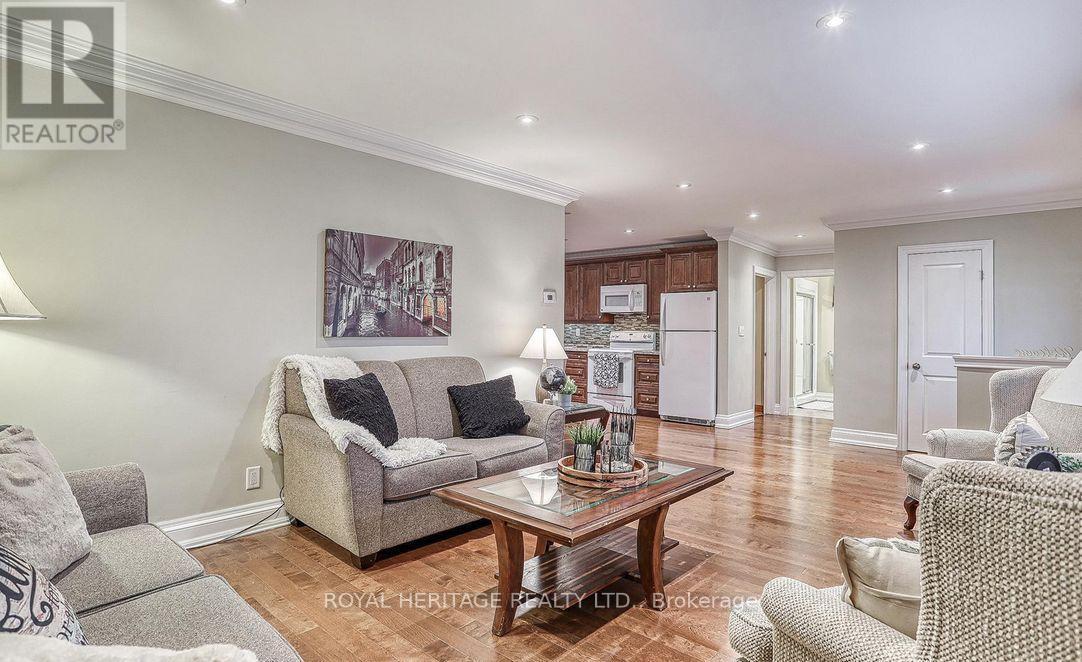 339 Nipigon Street E, Oshawa, ON - Indoor Photo Showing Living Room