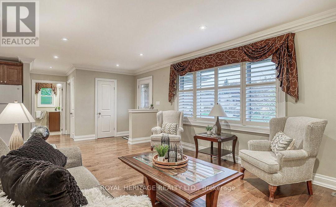 339 Nipigon Street E, Oshawa, ON - Indoor Photo Showing Living Room
