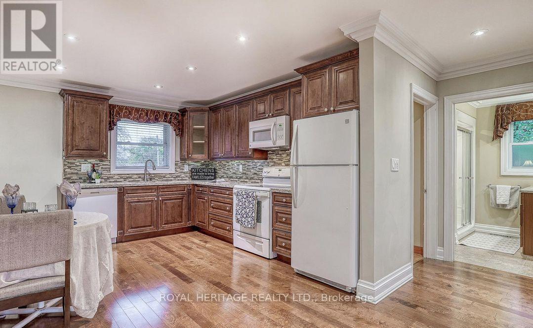 339 Nipigon Street E, Oshawa, ON - Indoor Photo Showing Kitchen