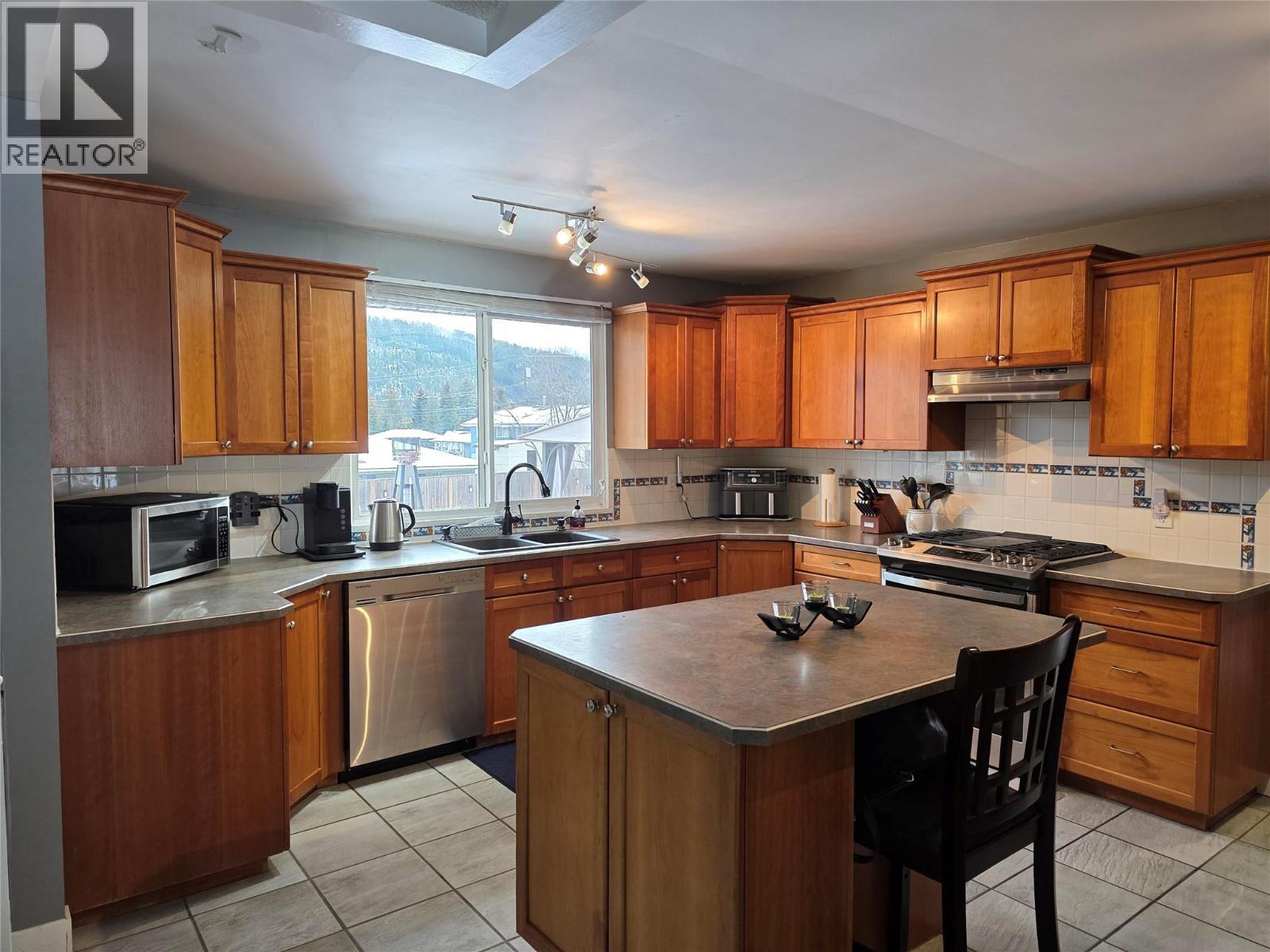 176 Cambourne Crescent, Elkford, BC - Indoor Photo Showing Kitchen With Double Sink