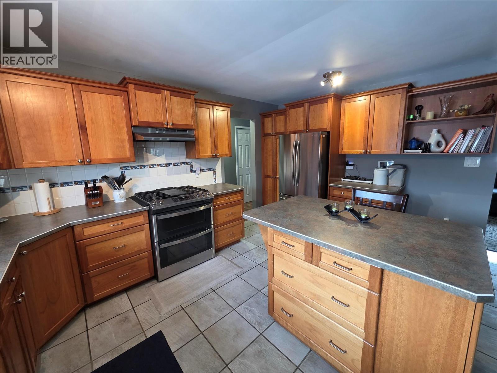 176 Cambourne Crescent, Elkford, BC - Indoor Photo Showing Kitchen