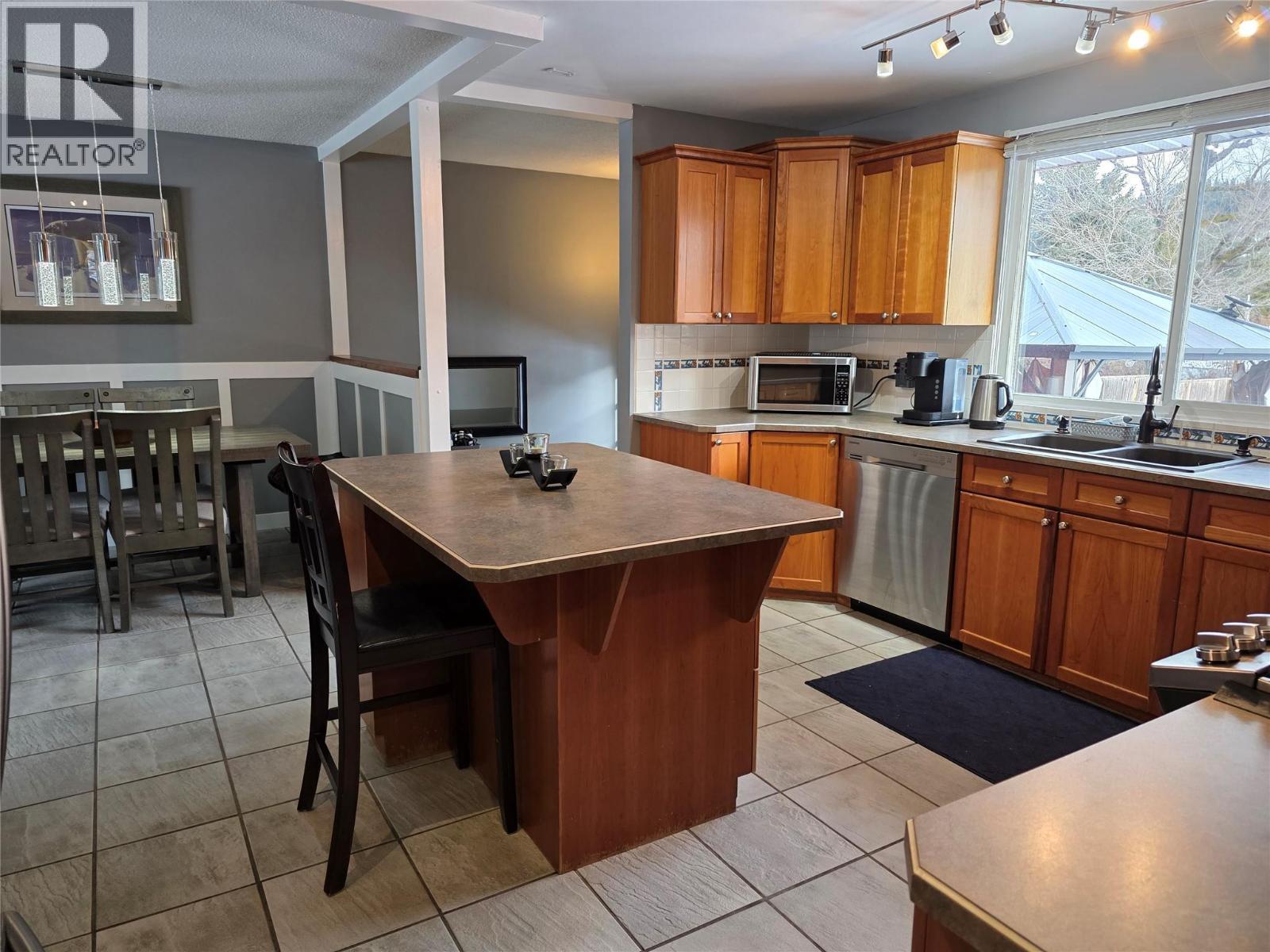 176 Cambourne Crescent, Elkford, BC - Indoor Photo Showing Kitchen With Double Sink