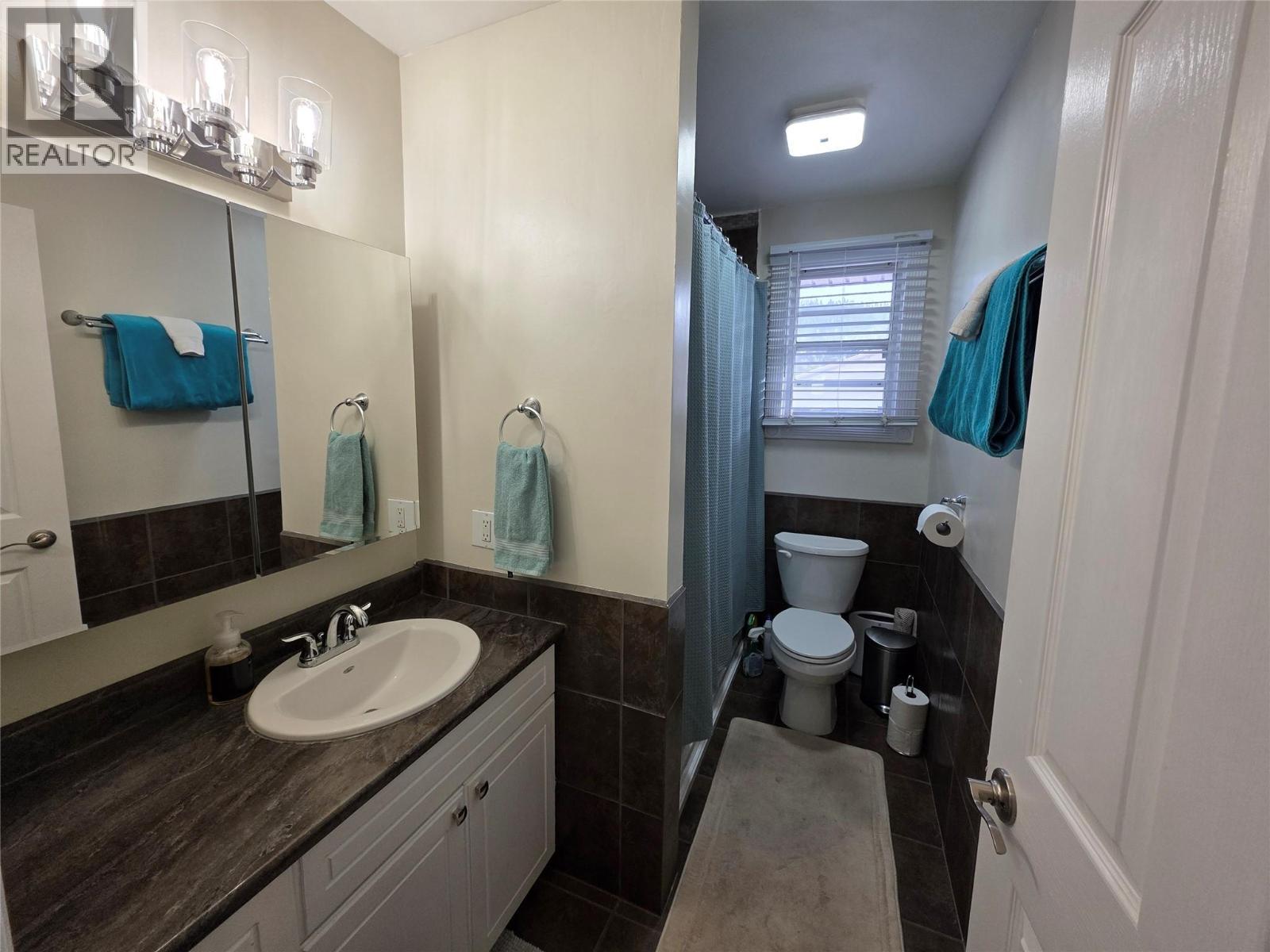 176 Cambourne Crescent, Elkford, BC - Indoor Photo Showing Bathroom