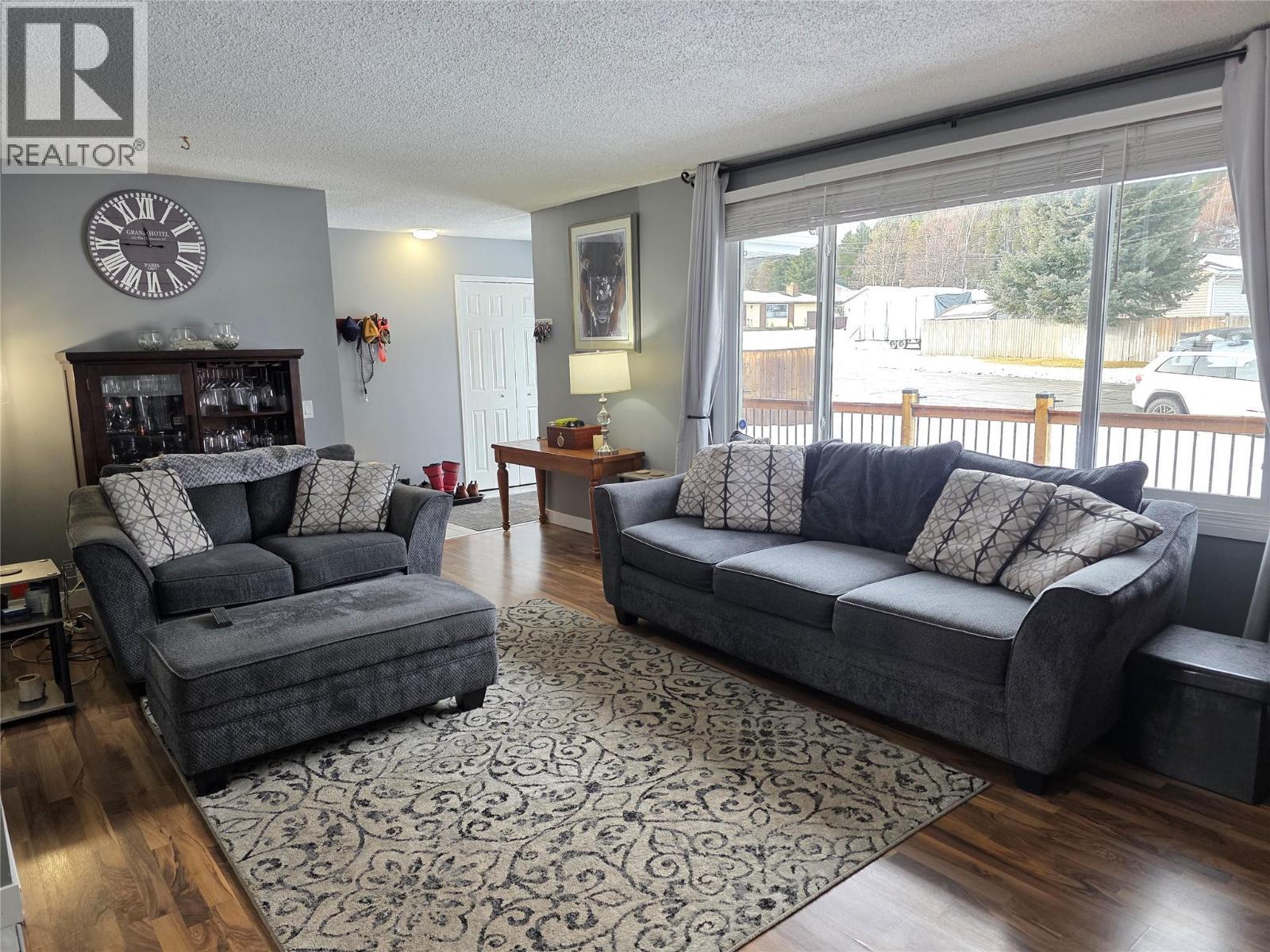 176 Cambourne Crescent, Elkford, BC - Indoor Photo Showing Living Room