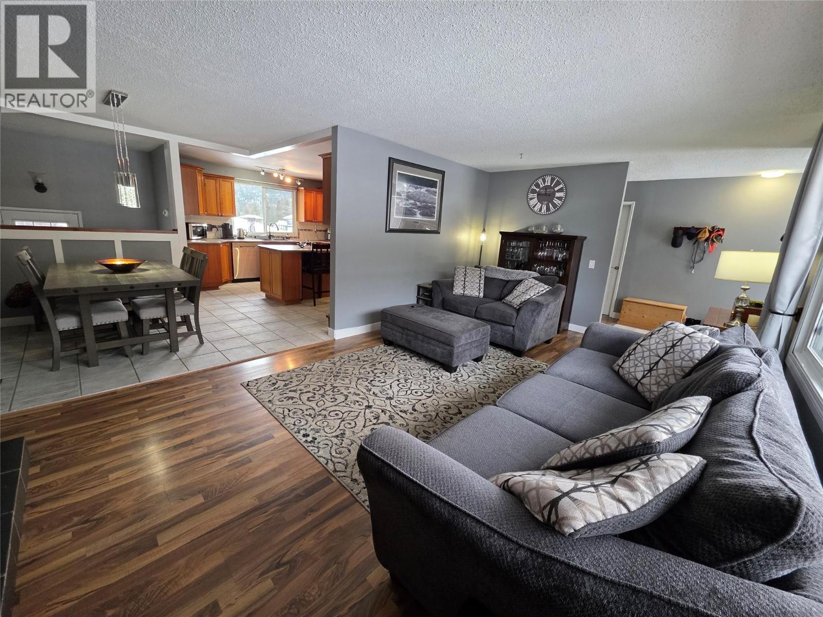 176 Cambourne Crescent, Elkford, BC - Indoor Photo Showing Living Room