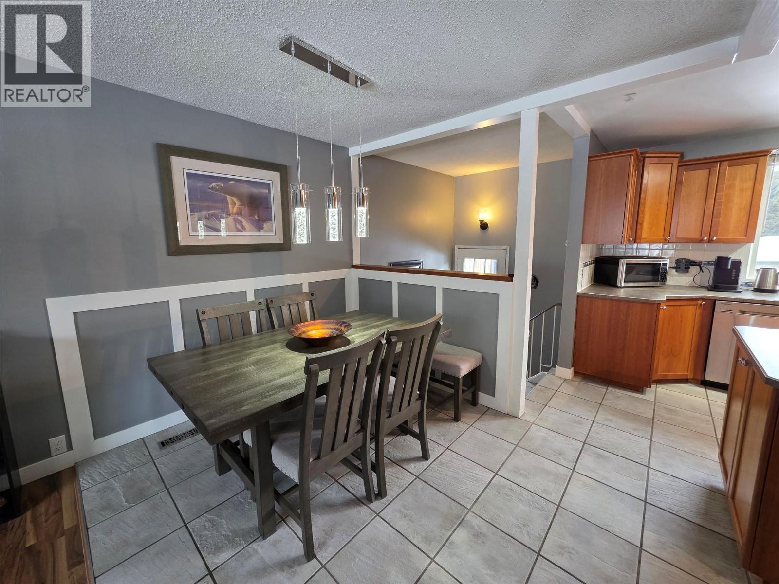 176 Cambourne Crescent, Elkford, BC - Indoor Photo Showing Dining Room