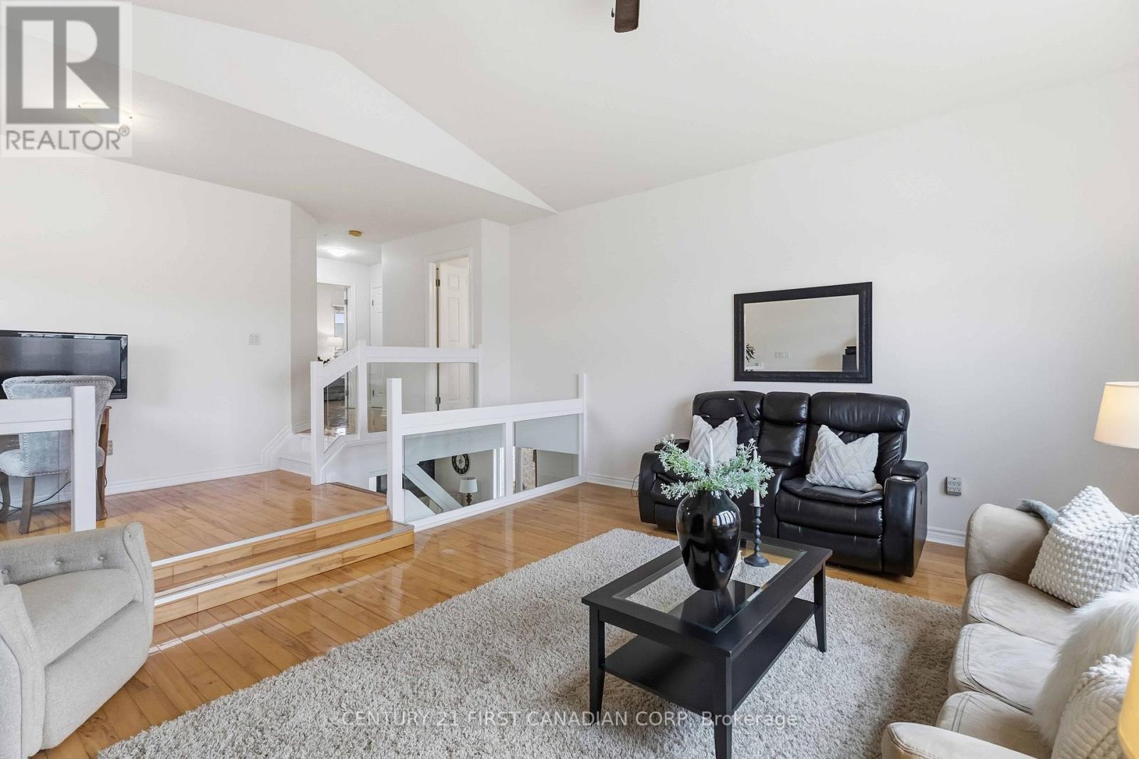 1353 South Wenige Drive, London North (North C), ON - Indoor Photo Showing Living Room With Fireplace